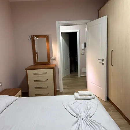 Lovely One Bedroom Flat In 2 דירה