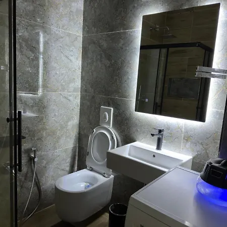 Lovely One Bedroom Flat In 2 Apartment *